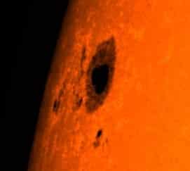 Großer Sonnenfleck 1745 dreht sich in Richtung Erde 4