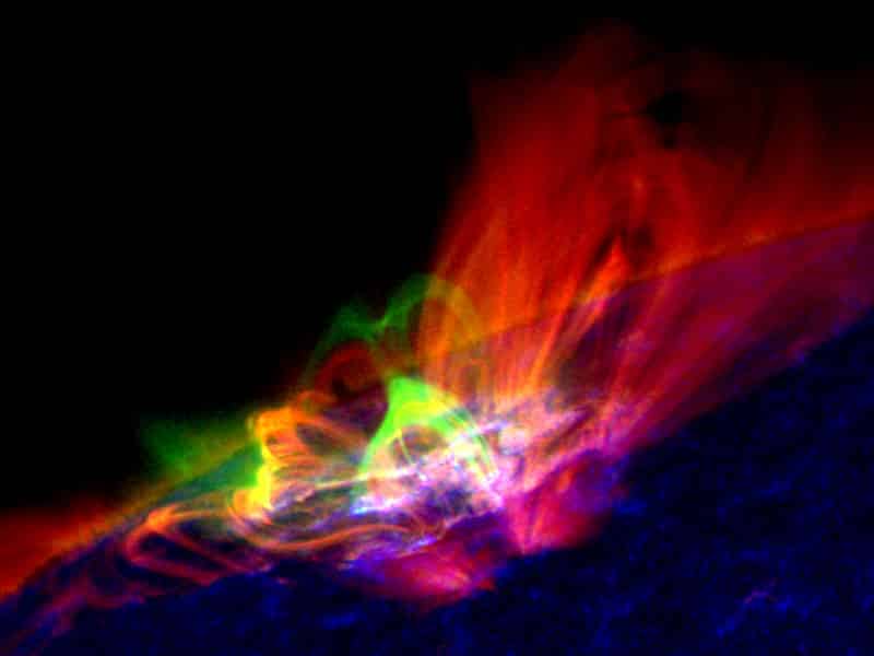Aufnahmen der Sonnenkorona vom NASA-SDO-Satelliten bei unterschiedlichen Wellenlängen - Temperaturen - im Extremen Ultravioletten, angezeigt durch unterschiedliche Farben. Grün zeigt aufgeheiztes Sonnenplasma bei etwa zehn Millionen Grad an. Im Bereich des grünen X in der Mitte des Bildes brechen einander entgegengesetze Magnetfelder auf, um sich anschließen neu zu formieren. Bild: NASA SDO, Yang Su