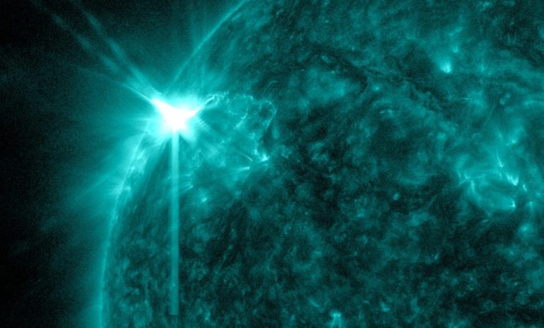 Starke Sonneneruption der Klasse X2 löst Sonnentsunami aus 2