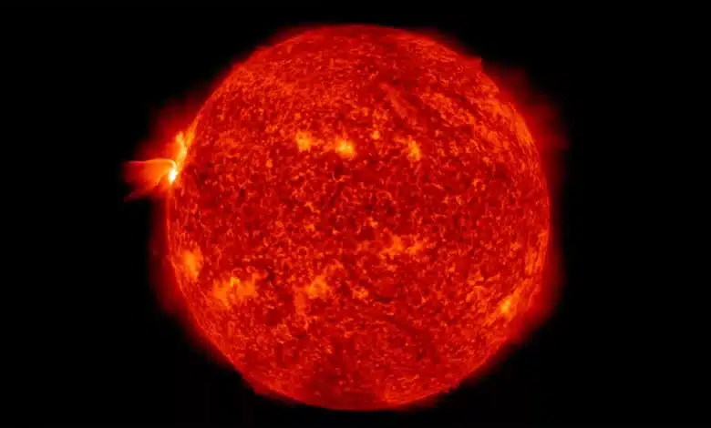 Eine Vollscheibenansicht der Sonne, wie sie am 17. April 2022 eine große Sonneneruption der Klasse X1.1 von einem aktiven Sonnenfleckenhaufen auslöste. Diese Ansicht wurde vom Solar Dynamics Observatory der NASA aufgenommen. (Bildnachweis: NASA/SDO und die Wissenschaftsteams AIA, EVE und HMI)