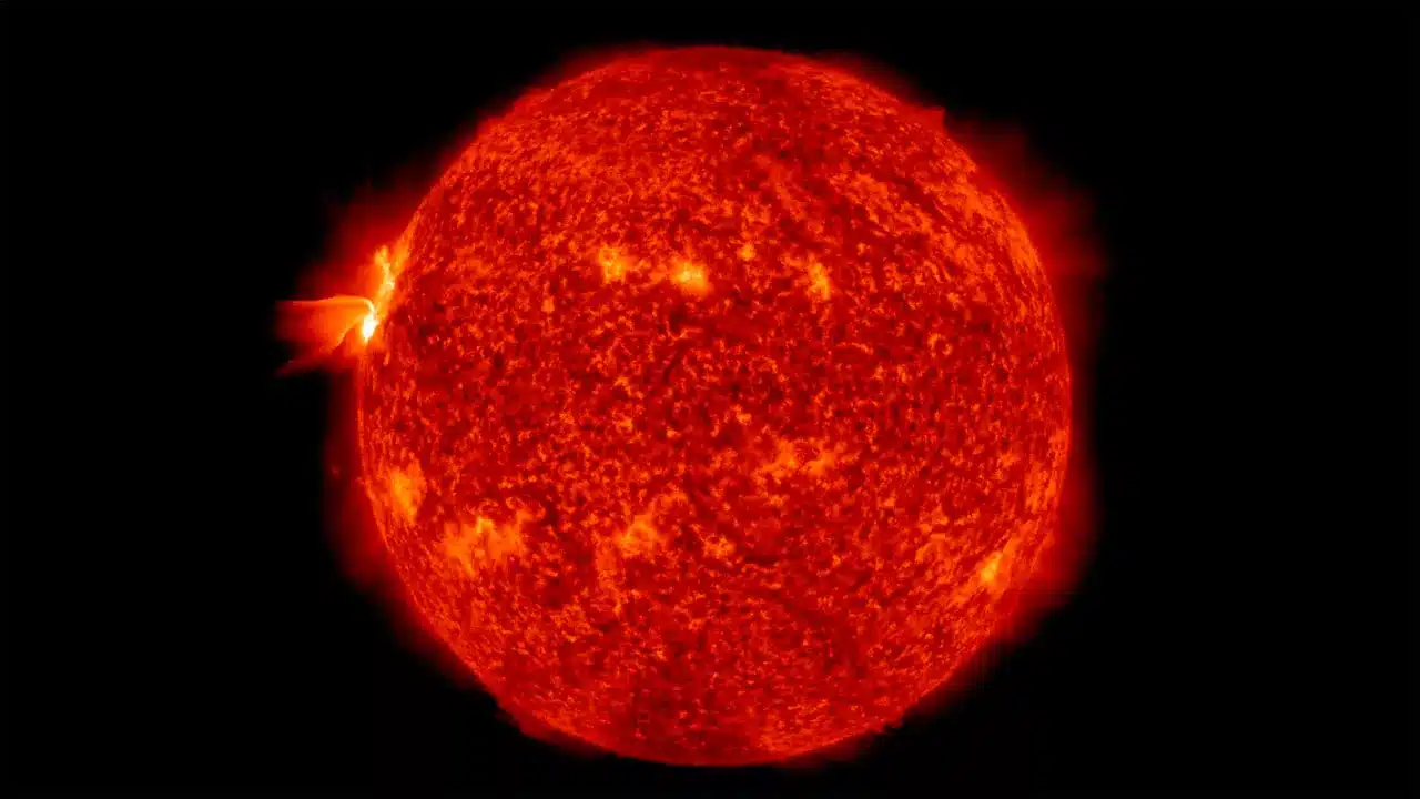 Eine Vollscheibenansicht der Sonne, wie sie am 17. April 2022 eine große Sonneneruption der Klasse X1.1 von einem aktiven Sonnenfleckenhaufen auslöste. Diese Ansicht wurde vom Solar Dynamics Observatory der NASA aufgenommen. (Bildnachweis: NASA/SDO und die Wissenschaftsteams AIA, EVE und HMI)