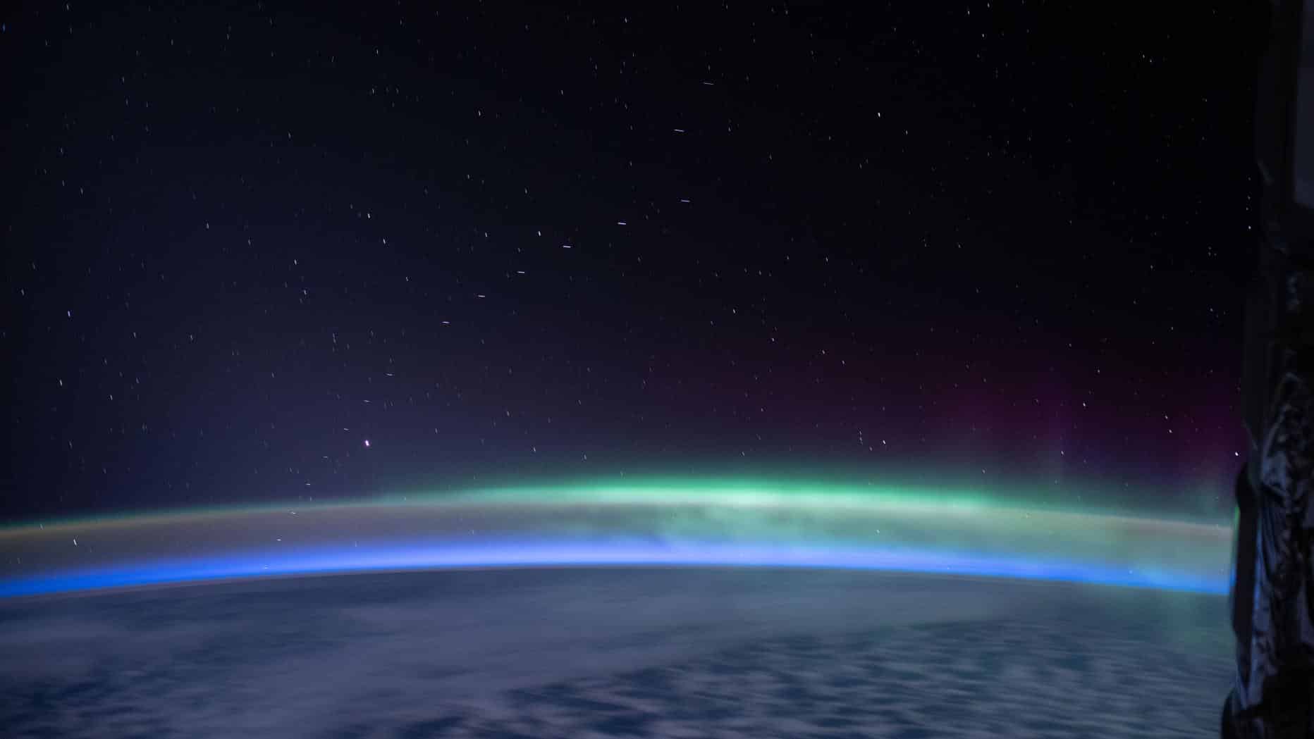 Auch von Bord der ISS lassen sich die Starlink-Ketten beobachten (www.imago-images.de/ISS/Cover Images)